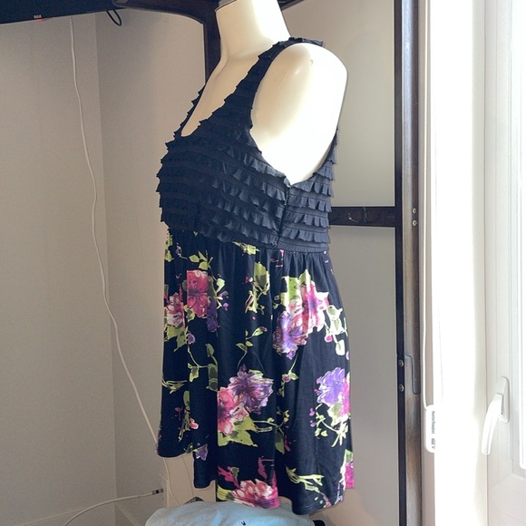 Weston Wear Ruffled Tank top with empire waist with Flower pattern . - Picture 3 of 9